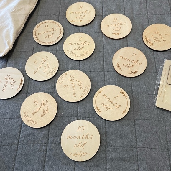 Milestone wooden circles full set with extra frame included - Picture 2 of 3